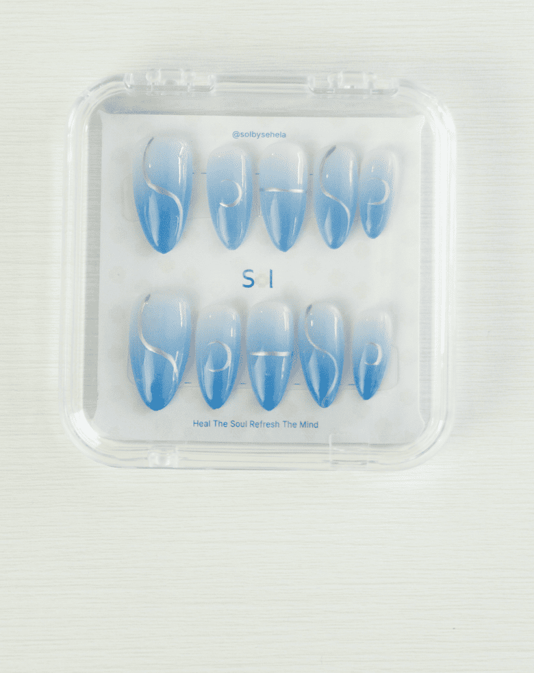 Press on nail - Blue &amp; White Design