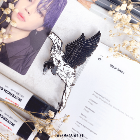 BLACK SWAN ENAMEL PIN