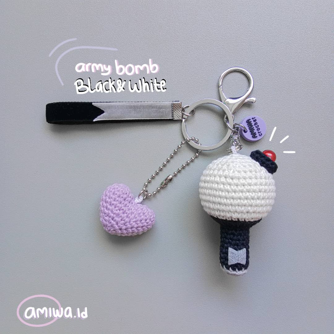 [Amiwa Crochet] PREORDER Army Bomb Black & White Crochet Keychain