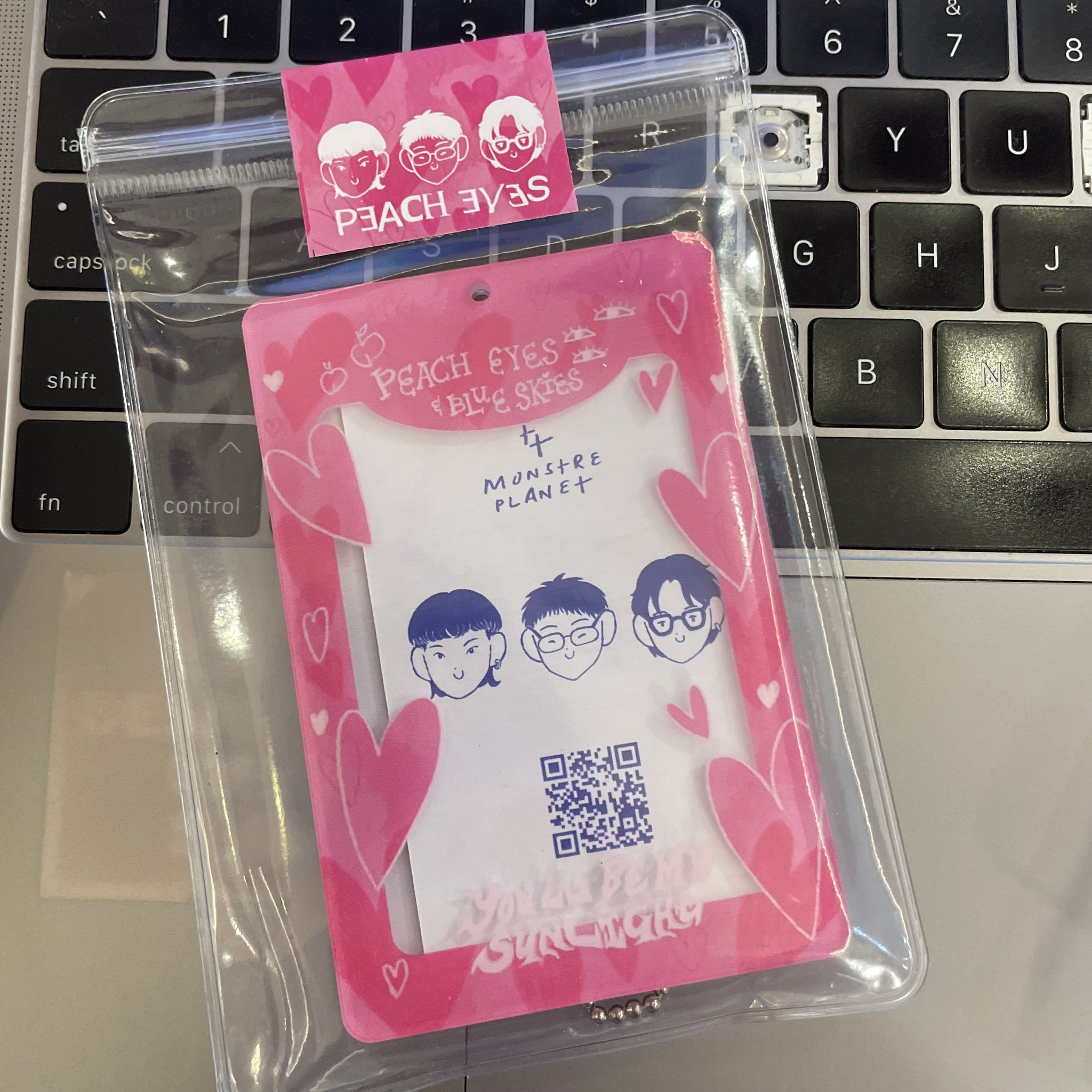 Wave to Earth Card Holder - Peach Eyes